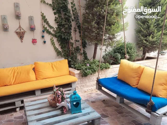 اثاث حديقة خشب طبالي مدهون ضد المي مع فرشات وتر برووف ثلاثيتين مع مرجيحه وطاوله وسط