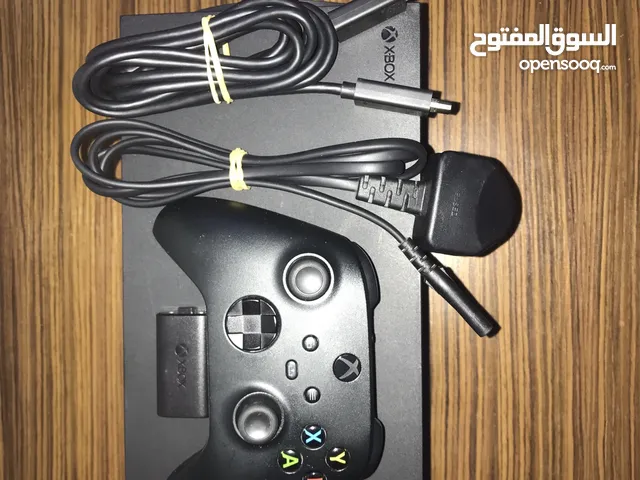 اكس بوكس سيريس اكس مع جميع ملحقاتها و منصة شحن اضافية