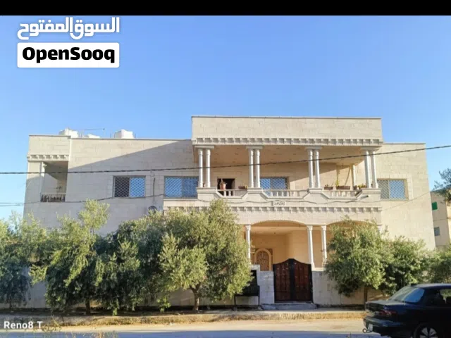 منزل مميز طابقين  حجري اربع شقق واجهتين