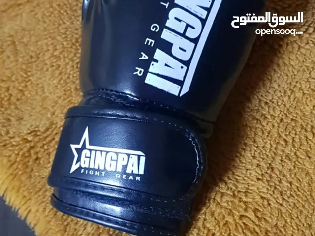 اكفوف ملاكمه وكله مش مستخدمه