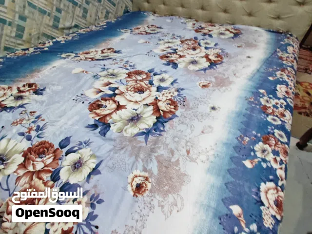 سرير كبير مع الفرش ( المرتبة) ودولاب (خزانة ملابس وبوتاجاز ( طباخ) و دراجة هوائية (عجلة) للبيع