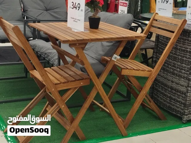 طاولة و كرسيين  لم تستعمل معها مخدات لظهر بنصف القيمة
