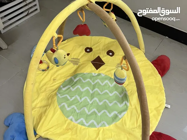 جلسة ارضية للاطفال لكي يشغله عن الصياح