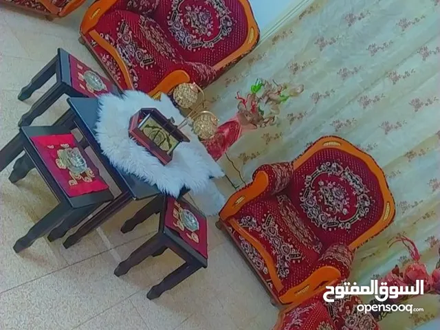 طقم كنب مع ستائر للبيع 10 مقاعد