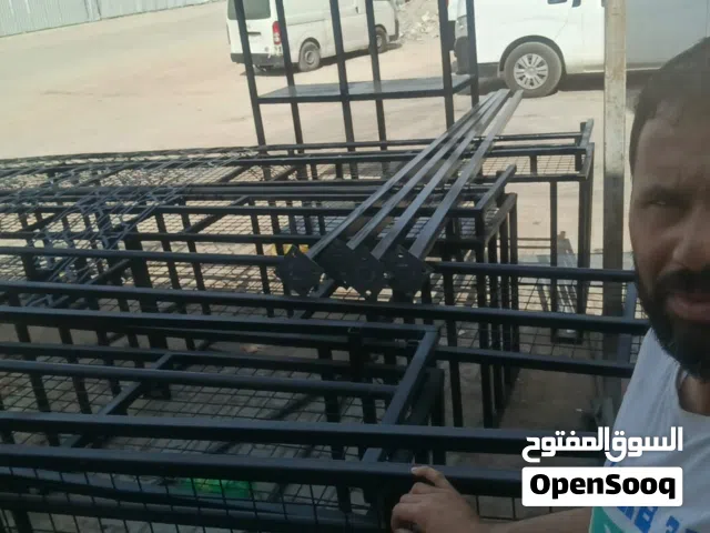 انا حداد لحام متنقل واشتغل تركيب ابواب وشبابيك وصيانات حدادة . بوصل الي مكان الخدمة