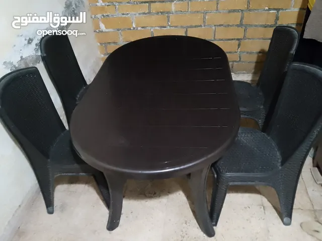 طاولة سفرة بحالة ممتازة النوع صانبة الأصلي مع اربع كراسي الأصليات