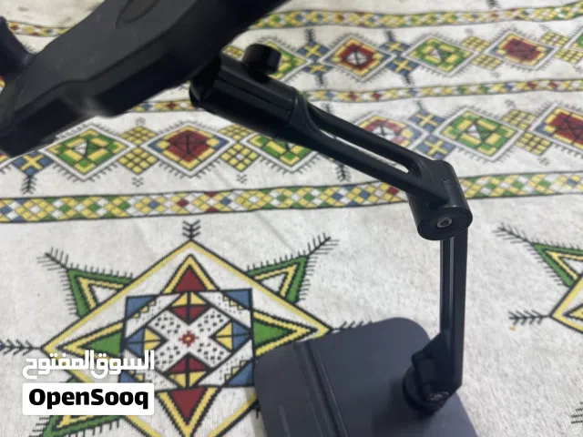 سنادة هاتف وبنفس الوقت تصلح التابلت  متعدده الاماكن تتحرك فوق تحت وممكن ثنيها