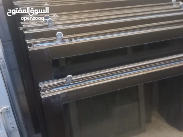 شبابيك المنيوم لون اسود زجاج عسلي بحال الوكاله مستعمل عدد 15