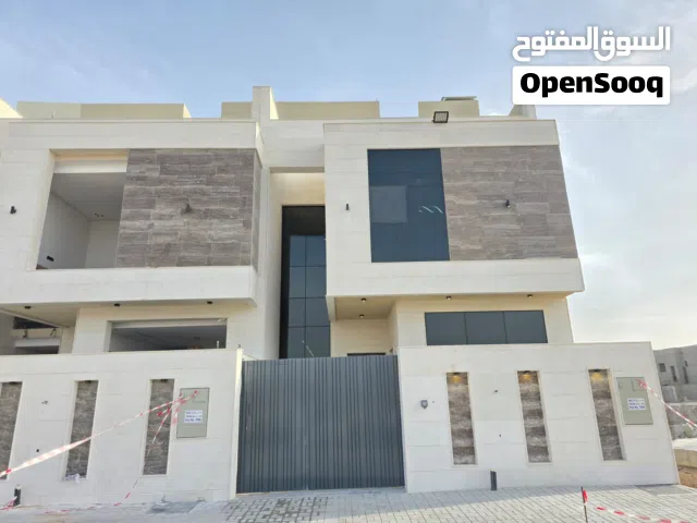 فيلا فاخرة بتصميم عصري وواجهة حجر مميزة،