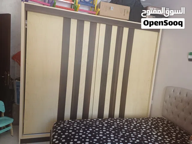 غرفة نوم شبابية مكونة من تختين وخزانة وملحق وتواليت لاتيه كامل