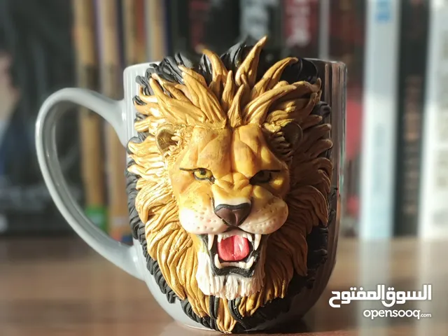 "كوبٌ بِنَقْشٍ بارِزٍ يَدَوِيًّا"