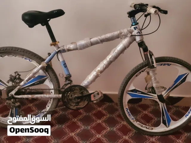 دراجة هوائية من نوع BMW مستعمل نظيف.