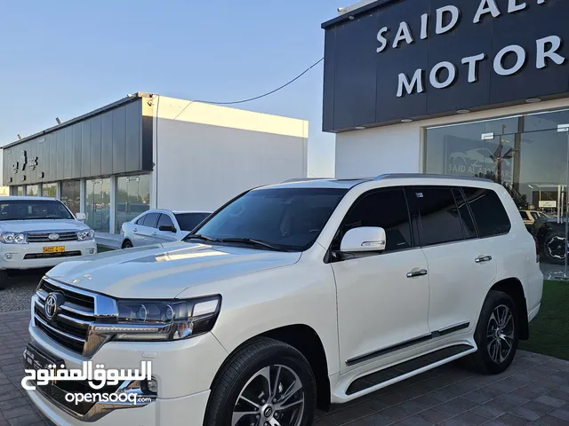لاندكروزر GXR 2020 خليجي الامارات بصبغة الوكاله وبممشى 104 KM
