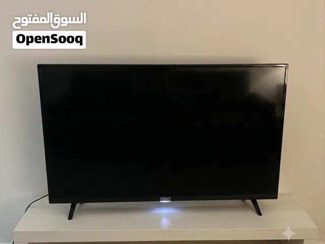 تلفزيون tcl مع الريموت والطاوله