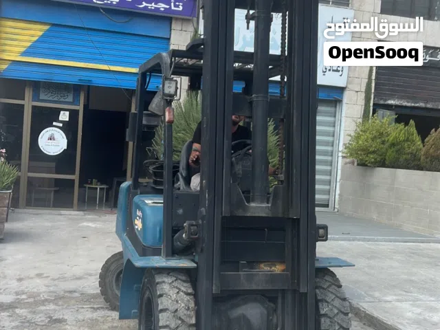 تأجير رافعات شوكية  و رافعات أشخاص يومي أسبوعي و شهري