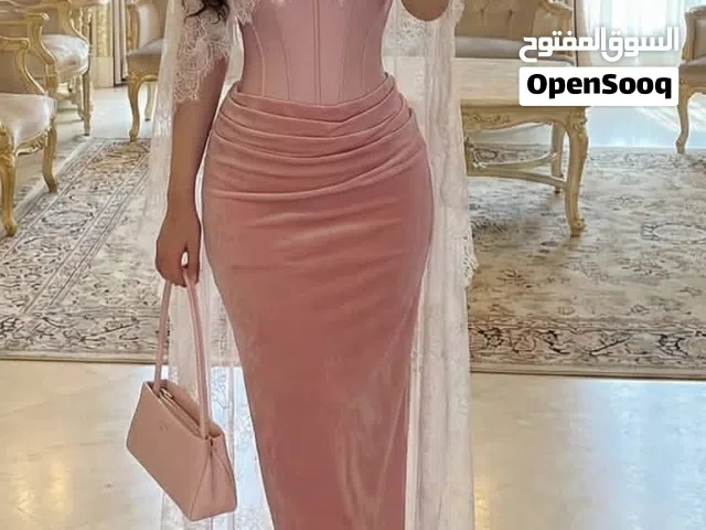 فستان حفلات مع شال دانتيل انيق