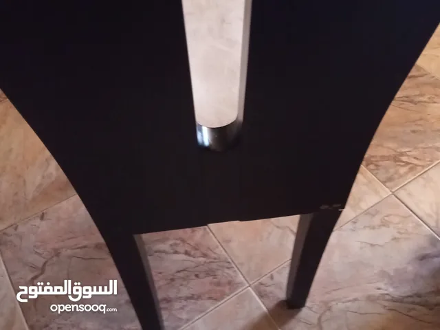 طوالة اكل أربعة كراسي ربي يبارك مستعمله لكن نظيفة ماشاء الله حاجة نظيفة