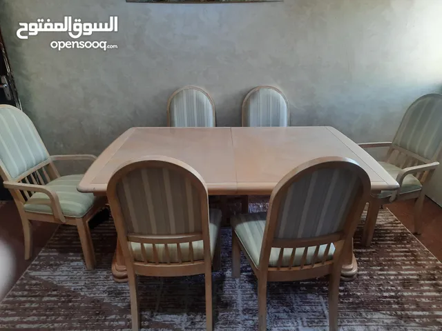 طاولة سفرة من خشب الزان الثقيل مع ست كراسي بحالة جيدة مستعمل إستعمال بسيط عرض 108سم بطول 275 سم