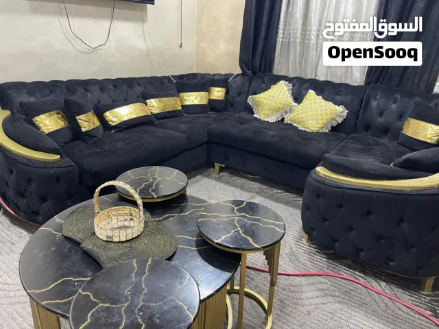 صبايا هذا الطقم الكنب للبيع مع الطاوله خشبو ممتاز جدا