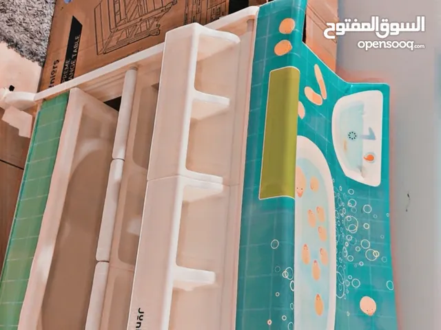 للبيع طاوله تبديل وشور للطفل من جونيور
