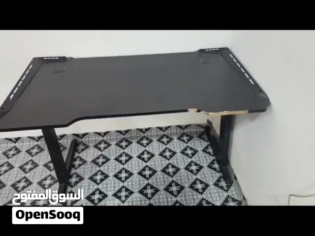 ميز جيمنج نظيف كامل ملحقات السعر ببلاش لان محتاج