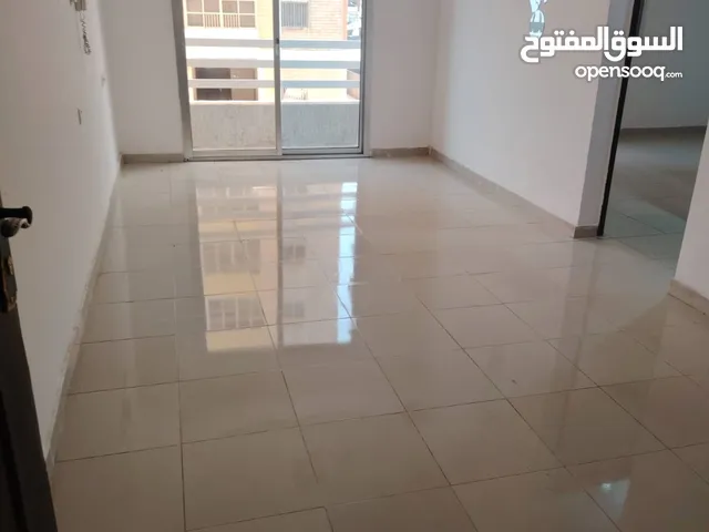 شقه للايجار غرفه وصاله بجوار مدرسة فجر الصباح السالميه شارع العوازم عمارة الملا للصيرافه مساحه كبيره