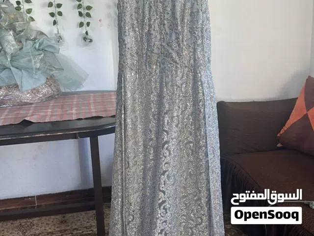 فستان سهرة فضي للبيع