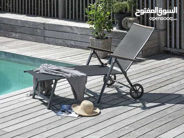 شيزلونج متحرك للحديقة او حمام السباحة مع شمسية كبيرة وقاعدة رخام