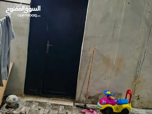 شقة للبيع في مخيم الزرقاء قرب المجمع الجديد مكونة من غرفتين وصالون وساحة خارجية مبلطة بالكامل البيت