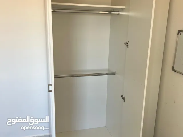 خزانة إيكيا لون ابيض بحالة ممتازة