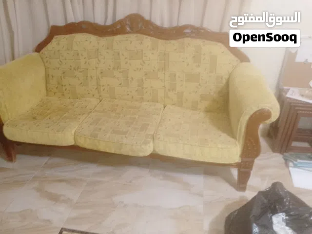 كنب بلون سكري مستعمل استعمال خفيف لمدت شهرين مع ستائر وطاولات هديه بسعر رمزي مع الفراشات والمخدرات