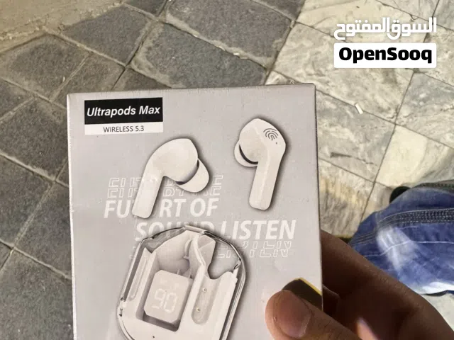 سماعة ايربود لون ابيض مع شاحنة للسماعة ultrapods max