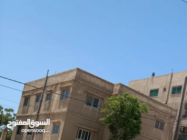 بنايه 4 طوابق للبيع ليس فيها اي واجهه حجر بناء 1982/2002