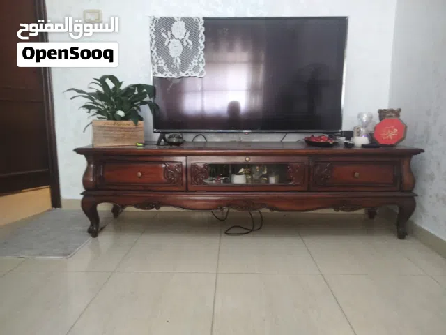 طاولة تلفزيون بحالة ممتازة