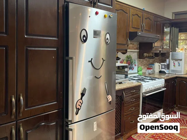 مطبخ قشرة بلوط فاخر كامل مع طاولة جزيرة بحالة الوكالة بسعر لقطة بداعي التجديد