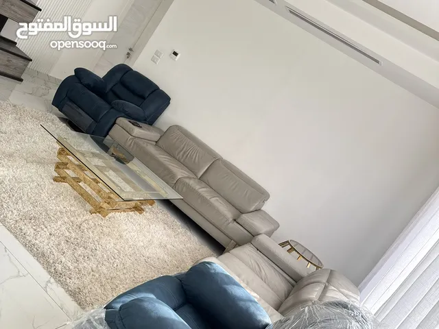 كنب متحرك ريكلاينر مع طاولة سفرة وسريرين