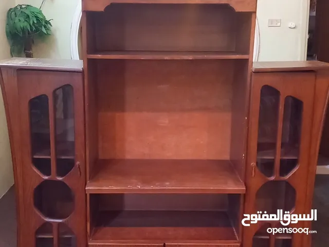 بوفيه وخزانة تلفزيون او شاشة صغيرة ويمكن استخدامها قطعة اثاث مع غرف السغرة