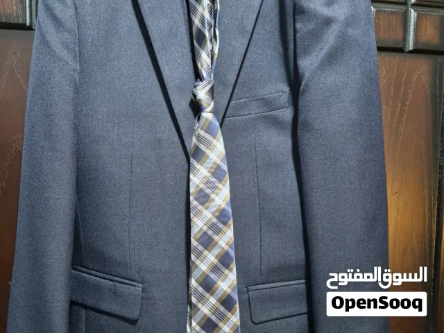 بدلة صنع اردني كاملة (مقاس 44) مع فيست وربطة عنق وكندرة(مقاس40-41)لبس مرة واحدة لون ازرق غامق (navy)