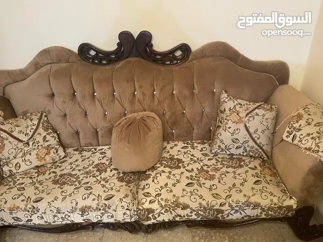 طقم كنب مع طاولة وطربيزات