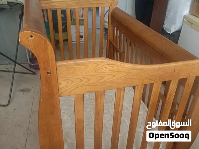 تخت اطفال شبه جديد بحاله ممتازه خشب نظيف مع مرتبه جديده