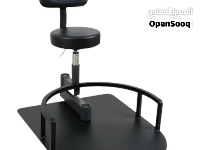 كرسي حلاق يساعد الحلاق