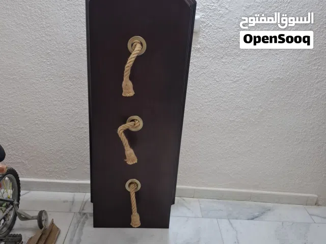 انارة مطبخ خشبية فوق طاولة الجرانيت تحتوي على ثلاث سبوتات