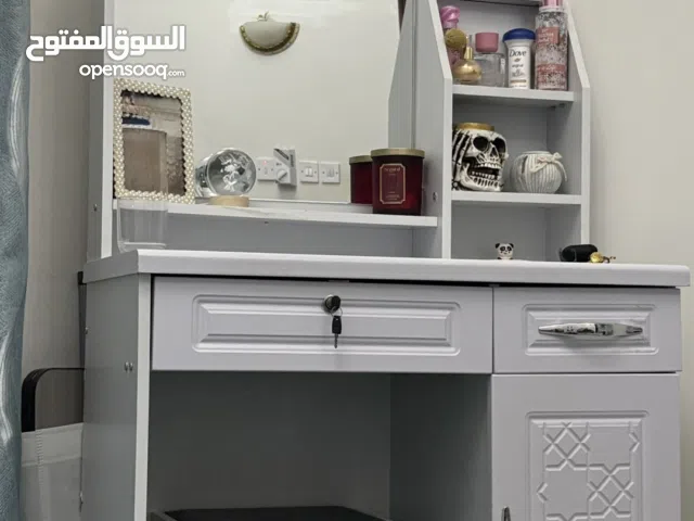Dressing table + chair
