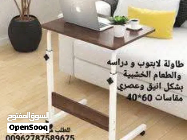 طاولات طعام خشبية لكبار السن مع عجلات  قابلية تعديل الارتفاع: لتناسب احتياجات كل فرد وجعله مرتاحاً أ