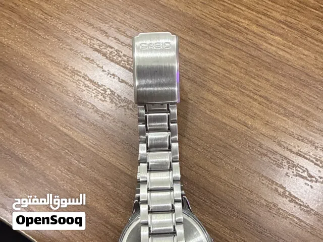 ساعة جديدة ساعة نظيفة لا يعله عليها و مرتبة و حلوه ع اليد