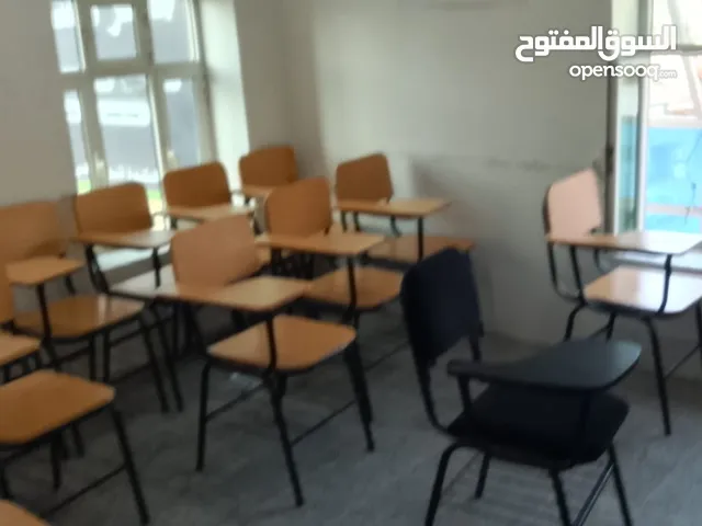 اثاث معهد. متكامل كراسي وكمبوترات وبسعر. حالي. يعني. عادها جديد ومحتاج.