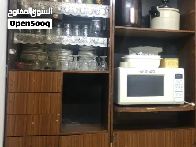 بوفيه مطبخ خشب مستعمل بحالة جيدة • مناسب للتخزين والتنظيم • فيه رفوف واسعة + جزيرة زجاج • يصلح