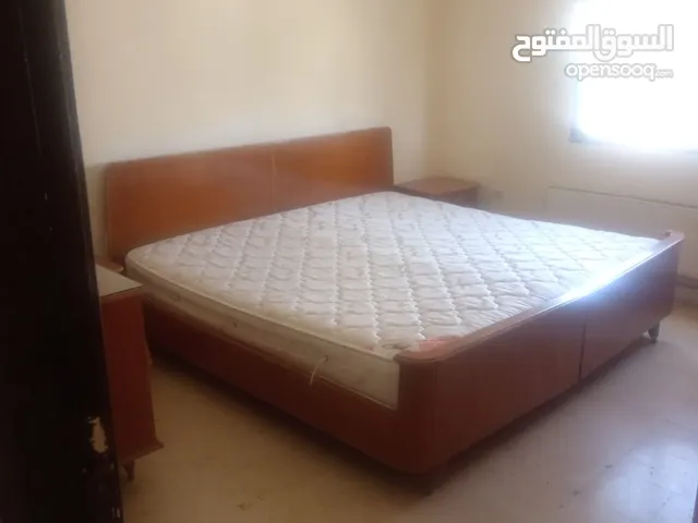 خشب لاتيه : غرفة نوم كبيرة ماااااااكنه بحاله جيدة جدا