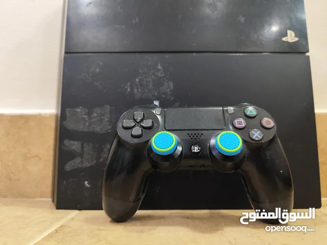 فقط نقبل بنفت بلايستيش 4 مستعمل في حالة جيدة جدا مع يدة تحكم واحدة و معها مطاط لونه ازرق