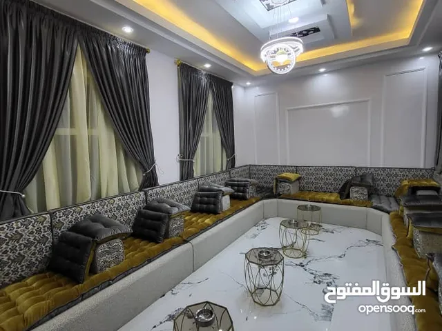 شقة مفروشة VIP فاخرة 4 غرف اول ساكن صنعاء حده المدينة ب700 $ دولار فقط